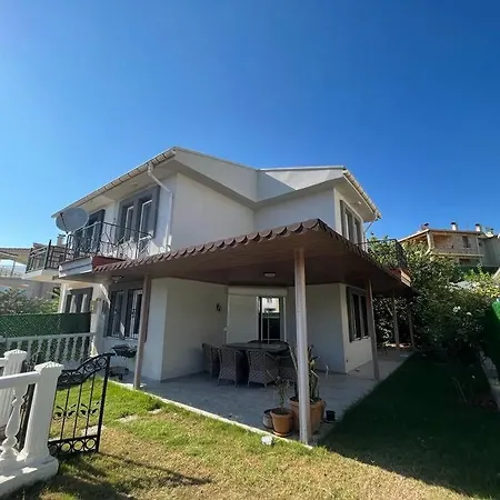 Alacatida Bahceli Muestakil Ev Hotel