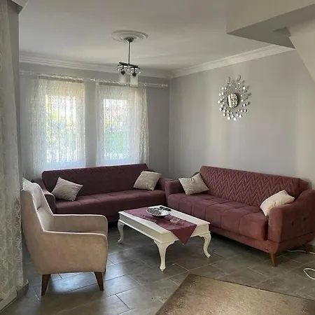 Alacatida Bahceli Muestakil Ev Hotel