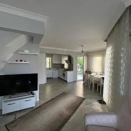 Alacatida Bahceli Muestakil Ev Hotel